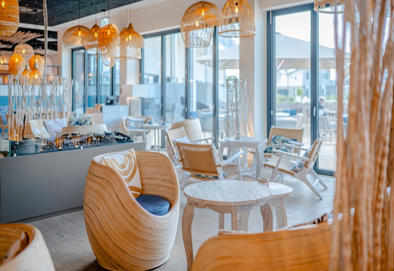 KaminLounge und SlowWave Bar im SlowDown Bottsand an der Ostsee