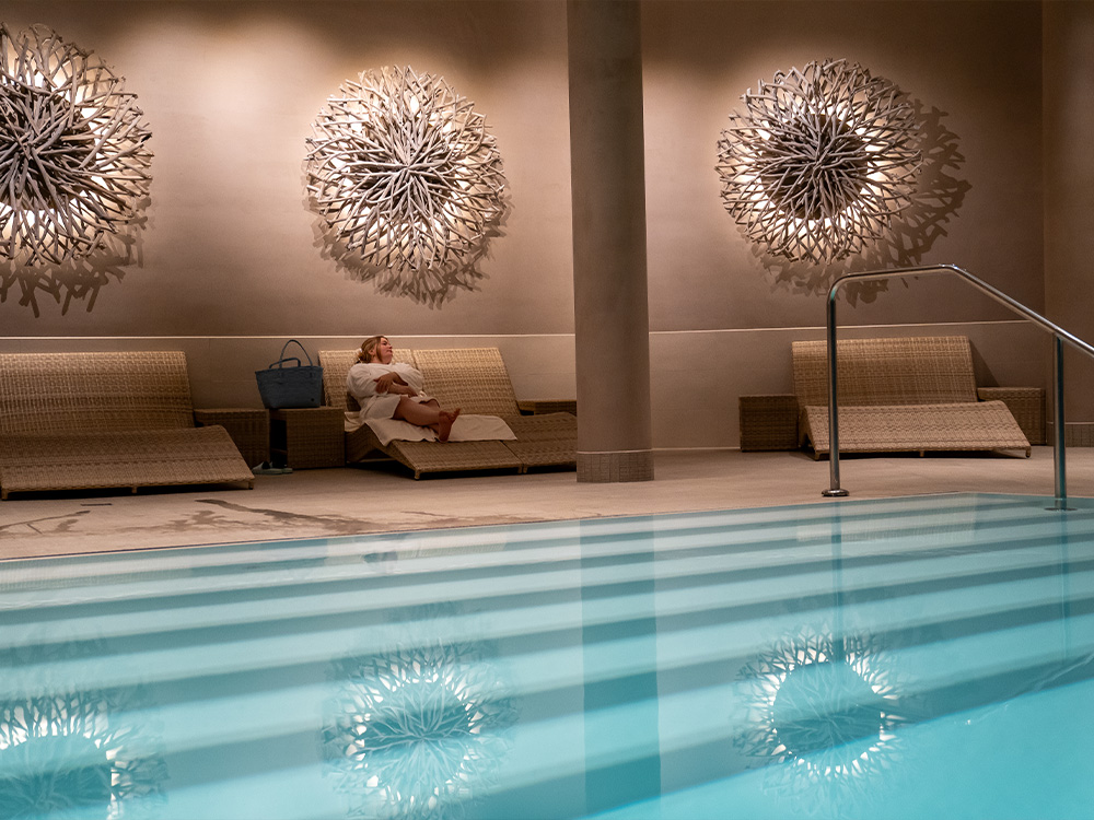 Wellnessbereich mit beheiztem Innen- und Außenpool im SlowDown Hotel Bottsand bei Kiel